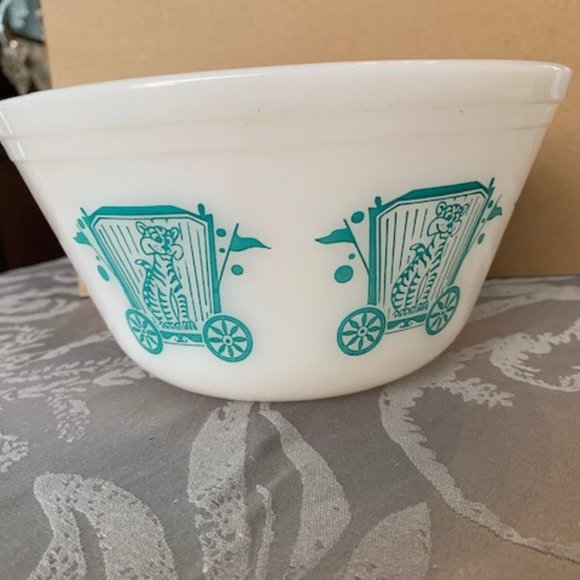 Federal Glass Circus Mixing Bowl (Tiger) - Picture 2 of 2